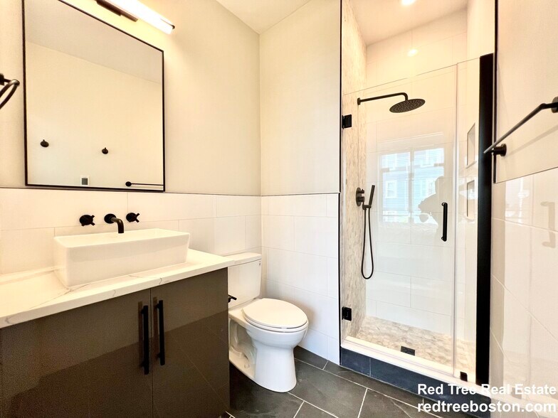 Building Photo - 142 Pleasant St