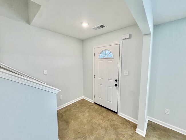 Building Photo - 780 Woodlawn St