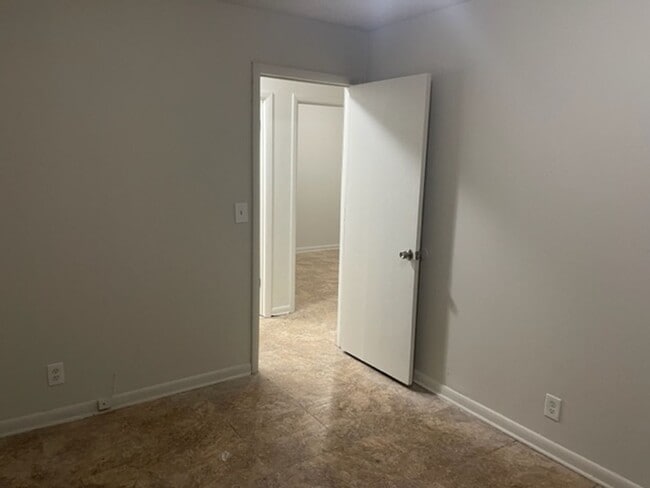 Building Photo - 3 bed, 1 bath in Tulsa!