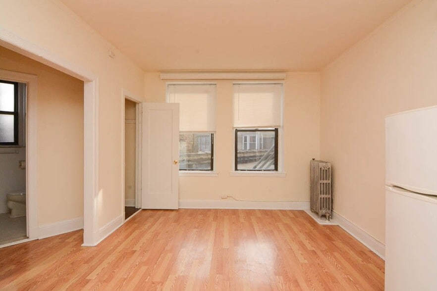 Building Photo - 3335 W Diversey Ave
