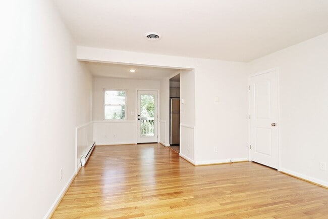 Building Photo - Student & Pet-Friendly Duplex With Ting In...