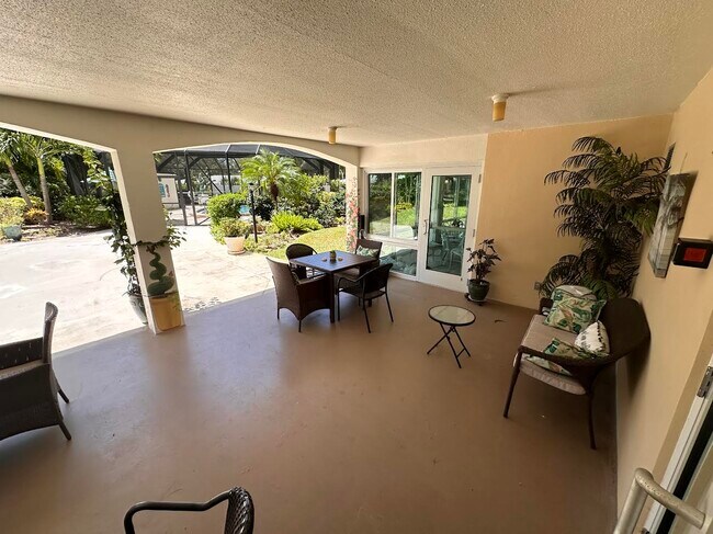 Building Photo - 512 W Venice Ave