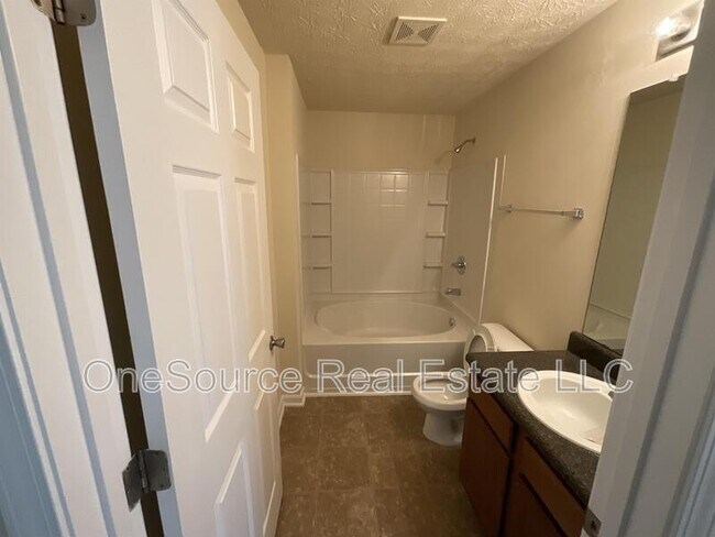 Building Photo - 1202 Fairington Club Dr