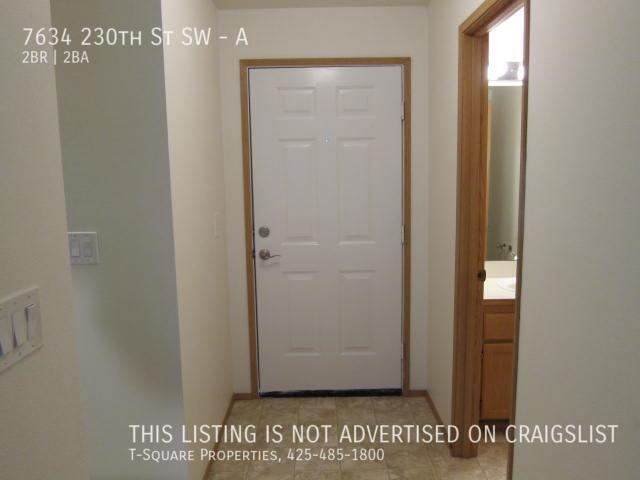 Building Photo - Townhouse unit 2 br. 1.5 bath with one car...