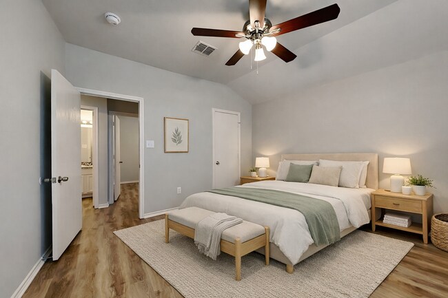 Building Photo - Charming 3-Bed, 2-Bath Home in Dallas with Garage Parking