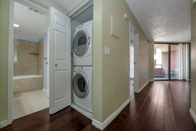 Building Photo - Modern Downtown Condo with Secure Access at Arlington Place