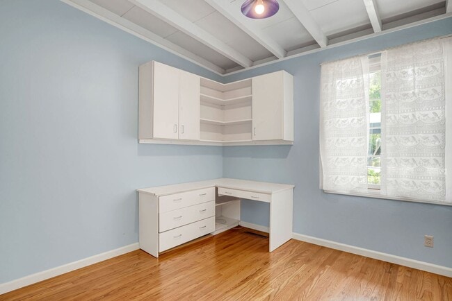 Building Photo - Spacious 4 bed, 2.5 Bath Home with Bonus Room and Pool in Palo Alto!