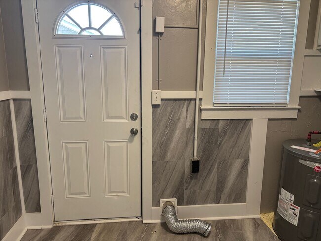 Building Photo - 1095