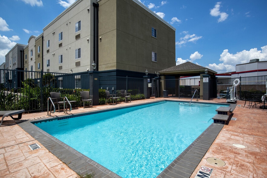 Perla 1960 8719 Farm To Market 1960 Rd W Houston TX 77070 Apartment