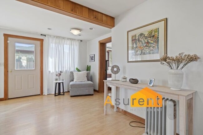 Building Photo - Amazing Fully Renovated Custom Furnished H...