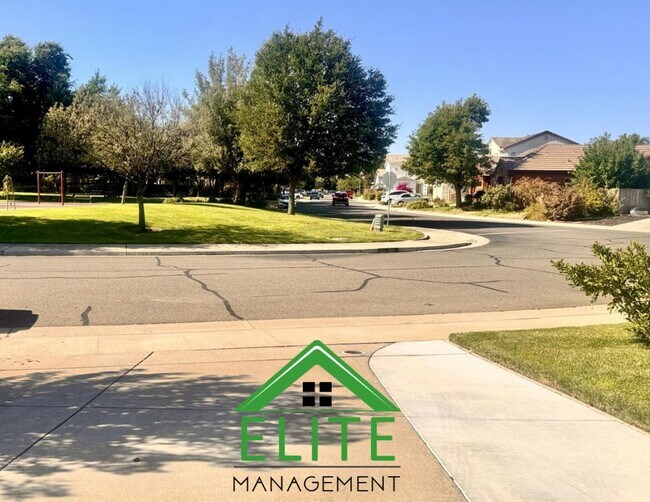 Building Photo - Stunning 4-Bedroom, 3.5-Bath Home