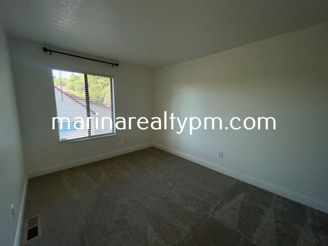 Building Photo - Two Story Crockett Condo Two-Off Street Pa...