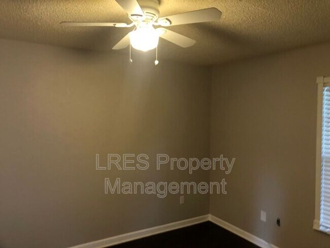 Building Photo - 1406 Northlake Dr