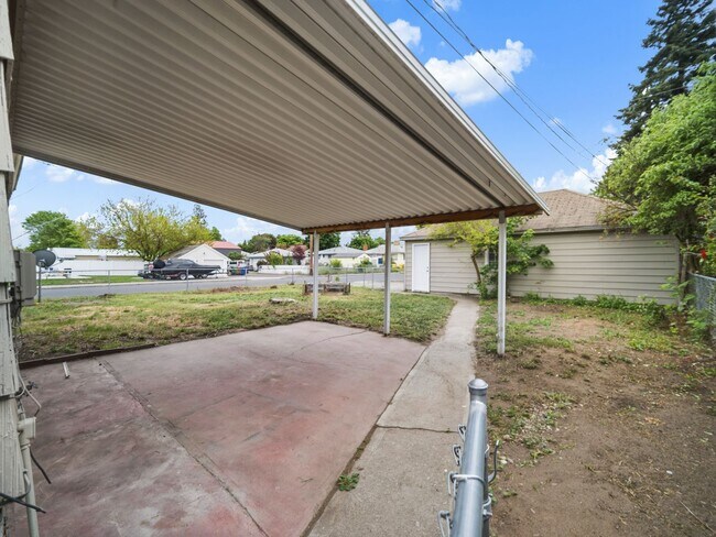 Building Photo - 2403 W Everett Ave