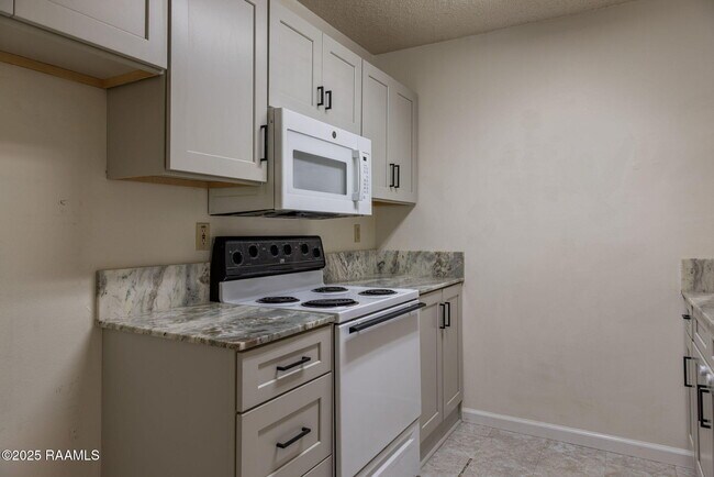 Building Photo - 300 Lozes Ave
