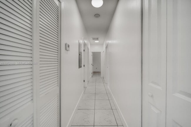 Building Photo - 14710 NE 7th Ct