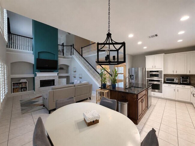Building Photo - 2536 Crenshaw Dr