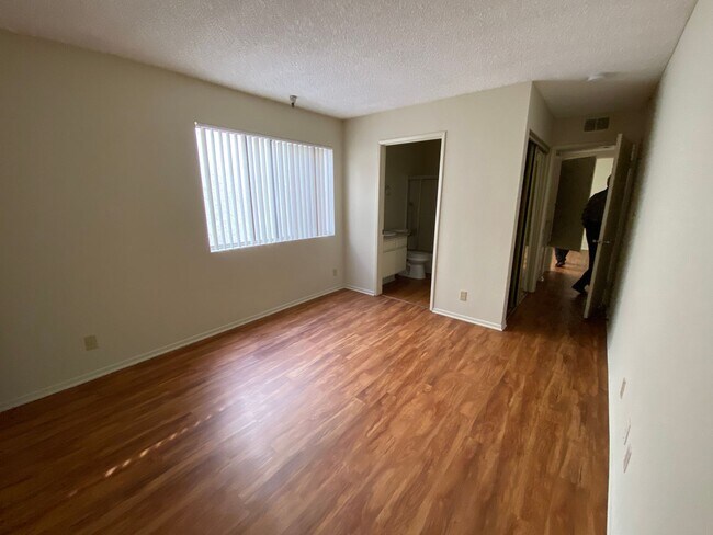 Building Photo - BELLA APARTMENTS: Beautiful 2 Bed - 2 Bath