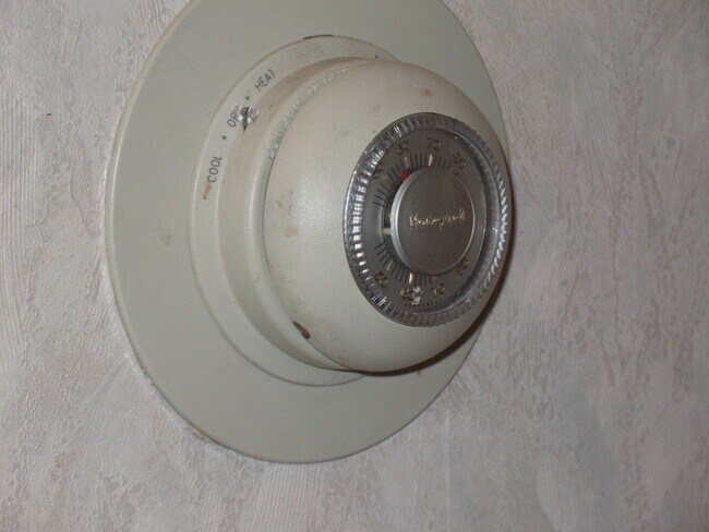 Central Heat and A/C - controller - 3121 W Wyoming Ave