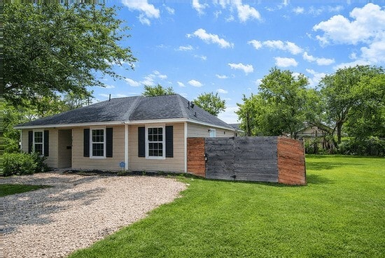 Building Photo - 2518 Staples St