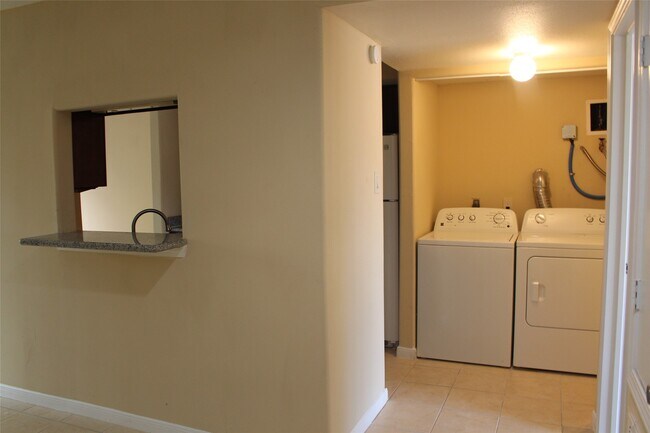 Building Photo - 16111 Aspenglenn Dr