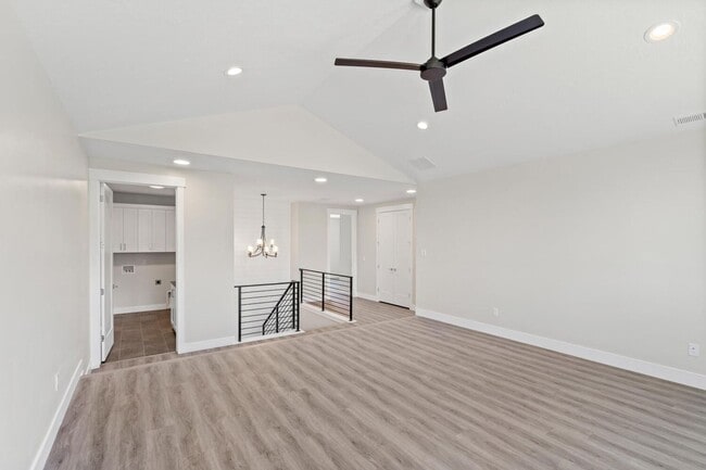 Building Photo - Cozy, Bright, and Spacious Home Nestled in Midway