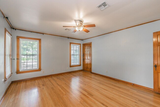 Building Photo - Charming 3 Bed, 1 Bath Cottage Near Oakhur...