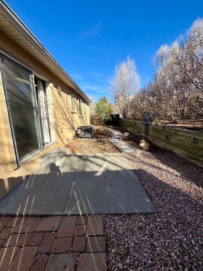 Building Photo - Beautiful home in with Stunning Mountain Views