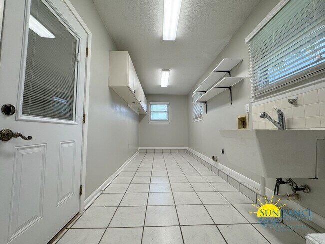 Building Photo - 1501 Royal Palm Dr