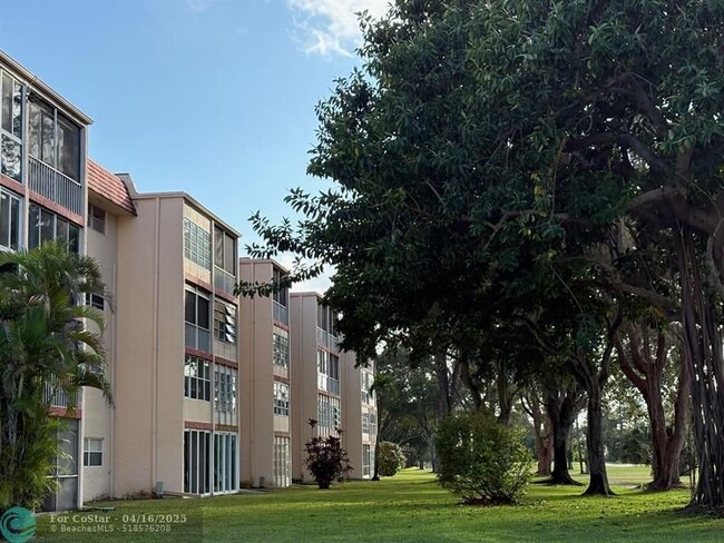 Building Photo - 1055 Country Club Dr