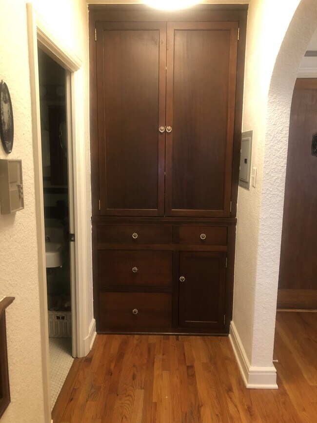 Building Photo - 1060 N Washington St