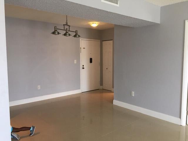 Building Photo - 4154 Inverrary Dr