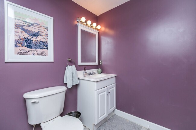 Building Photo - Amazing 3 bed 2 bath with a roof top deck ...