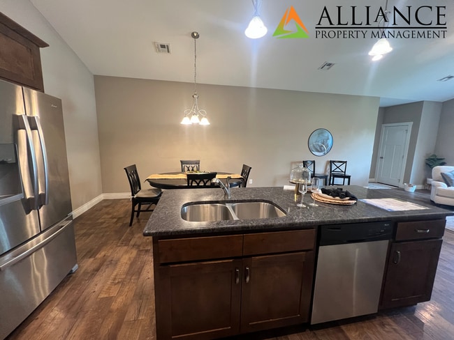 Building Photo - Beautiful Home on the East Side!