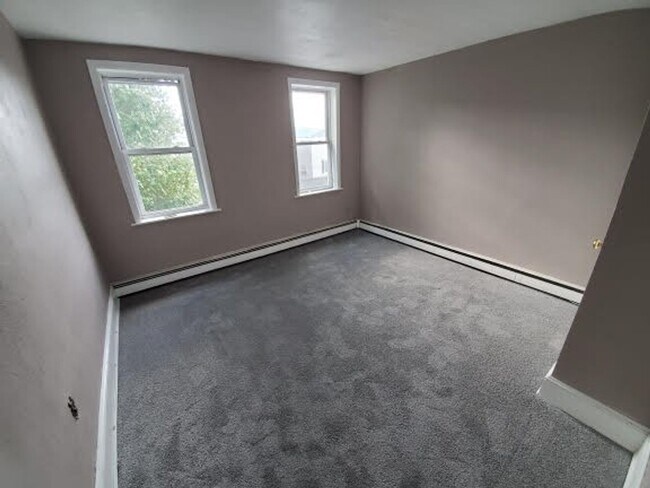 Building Photo - 419 E Elm St