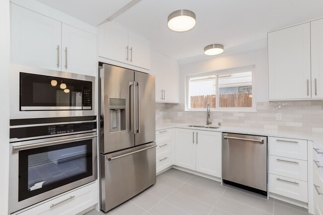Primary Photo - 3 Bed / 2.5 Bath home near Mariners Island...