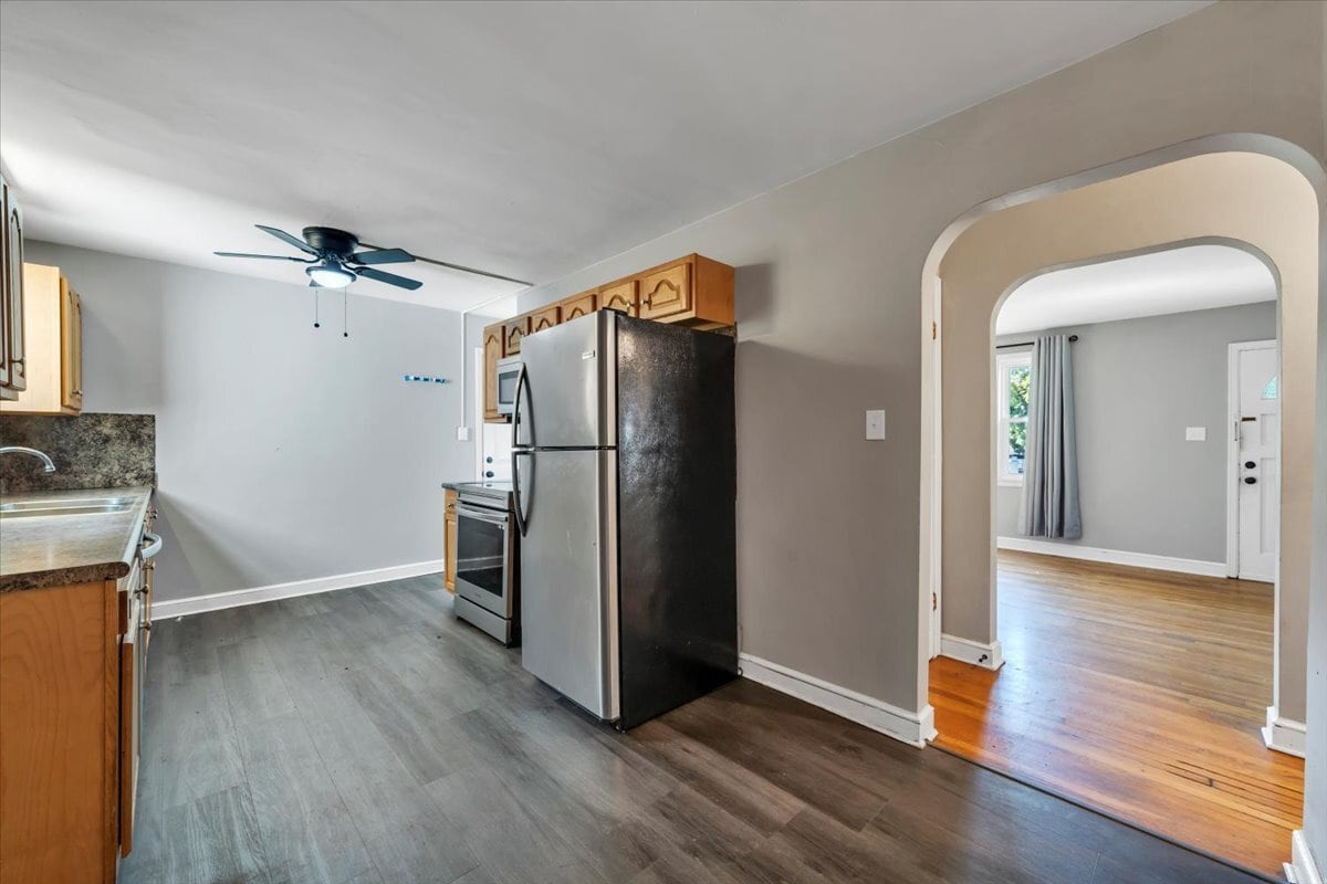 KITCHEN W/ STAINLESS STEEL APPLIANCES! - 2413 Memorial Ave SW