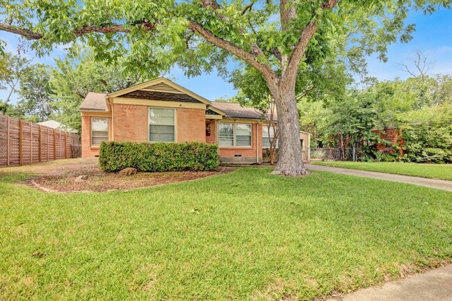 Building Photo - Convenient Living in Dallas – 3BR/2BA Home...