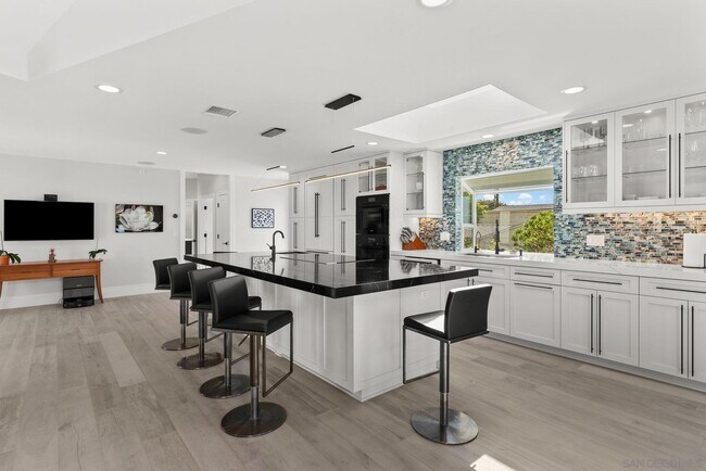 Building Photo - 7982 Roseland Dr