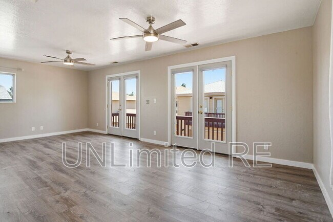 Building Photo - 1456 E Russ Way