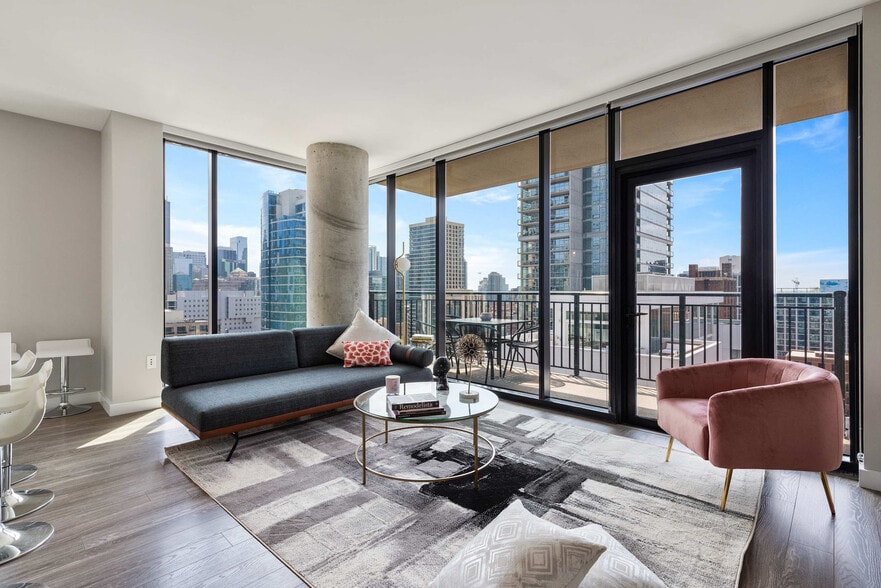 Primary Photo - 823 N Clark St