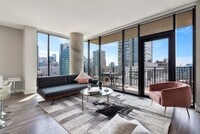 Building Photo - 823 N Clark St