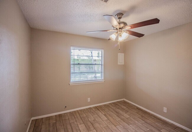 Building Photo - 203 N Scenic Dr