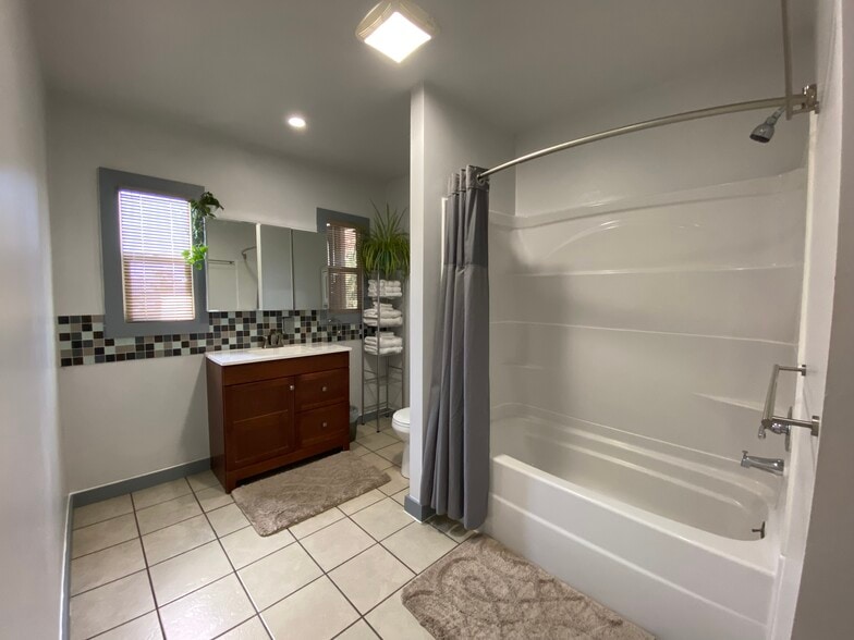 Building Photo - 1043 Sanborn Ave