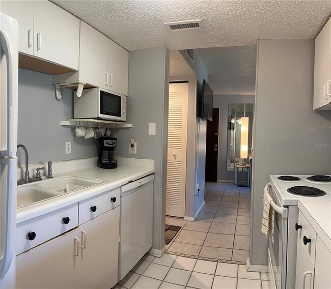 Building Photo - 4215 E Bay Dr