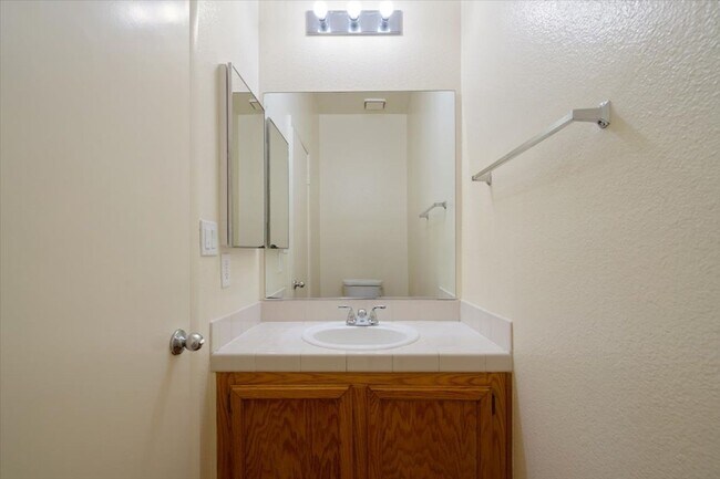 Building Photo - Bright & Spacious 3Bd Home with Vaulted Ceilings & Outdoor Kitchen