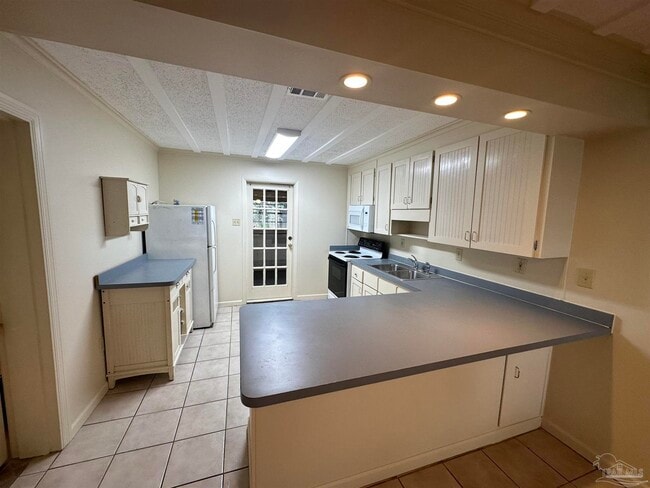 Building Photo - 303 Colbert Ave