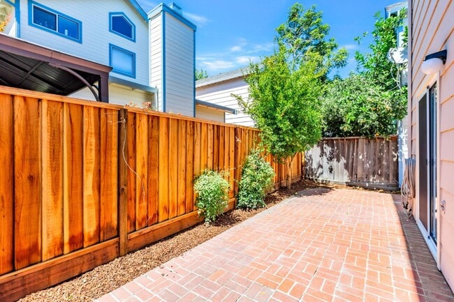 Building Photo - 39737 Potrero Dr