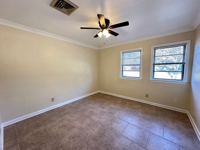 Building Photo - GORGEOUS 4/3 BROADMOOR HOME-UPDATED-MUST SEE!