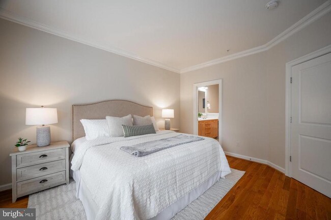 Building Photo - 420 Cook St